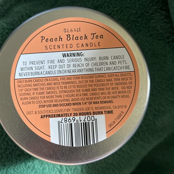 GIVEAWAY 🌺🌸🌺🌸🌺 Trader Joe’s peach black tea candle in tin NWT - Picture 4 of 4